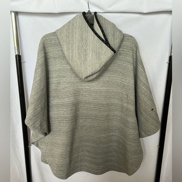 Nike poncho - Picture 2 of 2